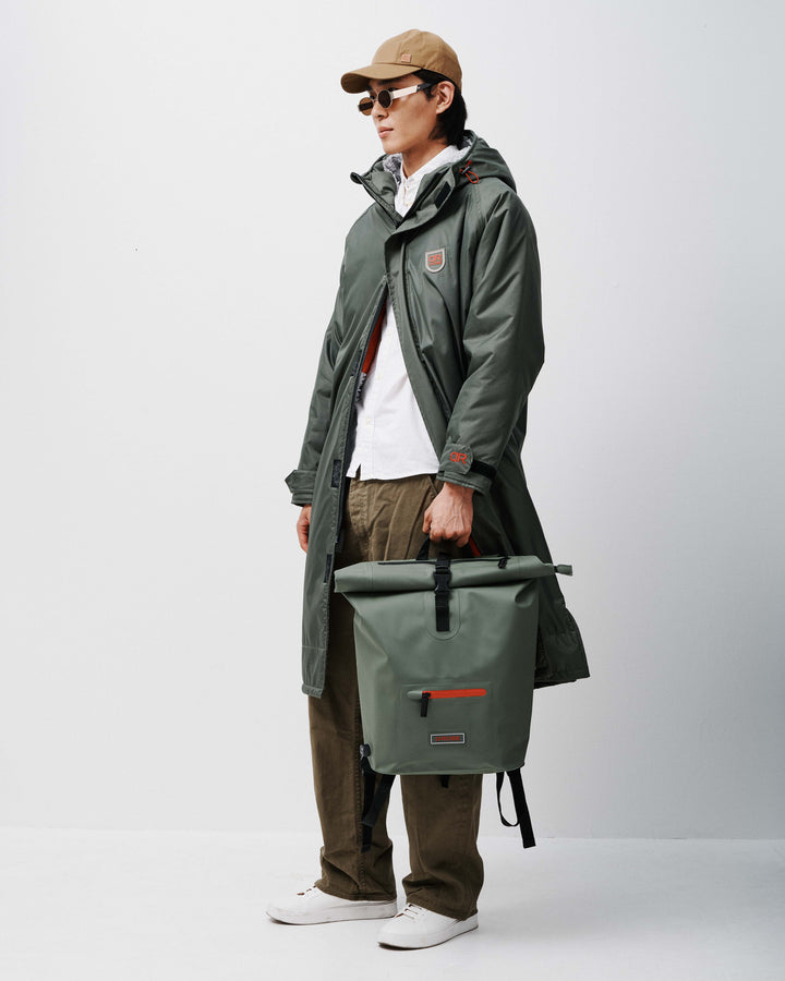 Wear our long-line robes post swim or after a morning surf. It's an indispensable item for any capsule wardrobe and the perfect addition to your cold water swimming gear. This full-length waterproof coat is made from recycled material with a fleece-lining and adjustable hood. 